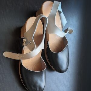Stylish Two-Tone Women's Clogs
